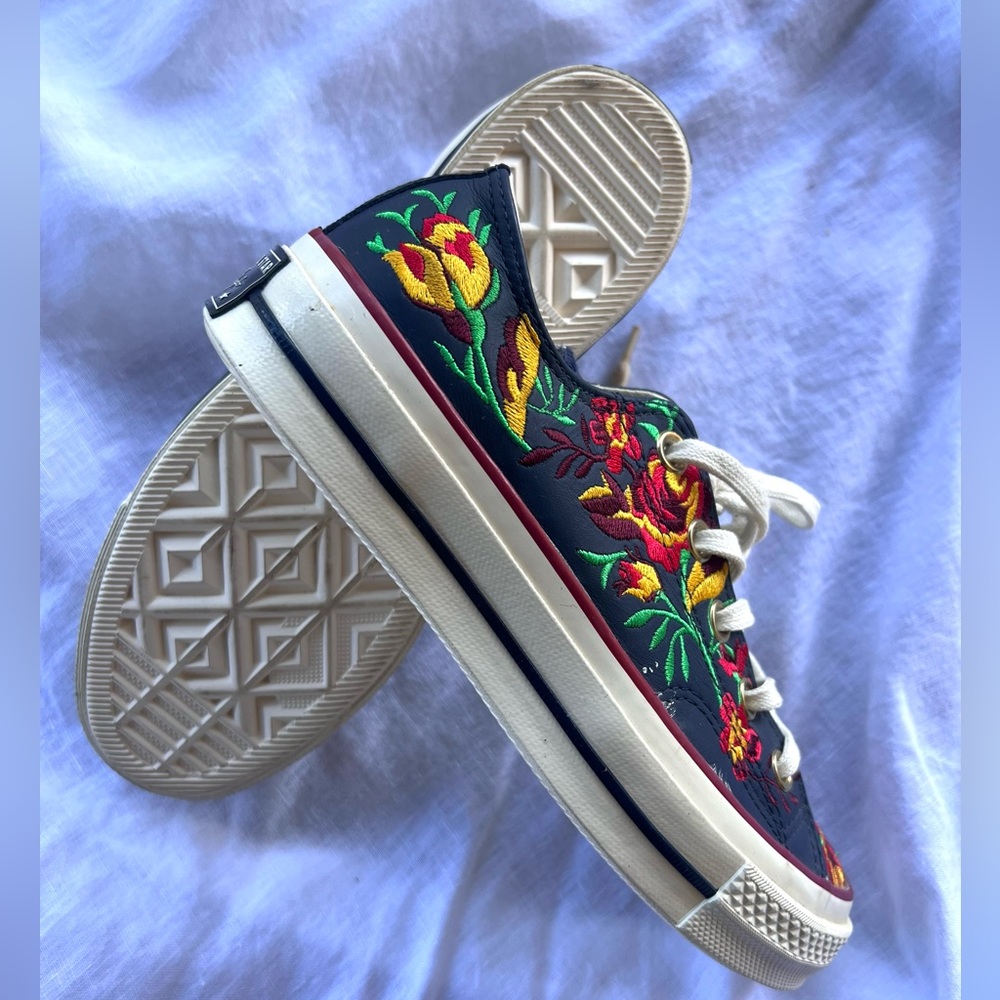 CONVERSE special edition chucks size 6 embroidered with flowers like NEW